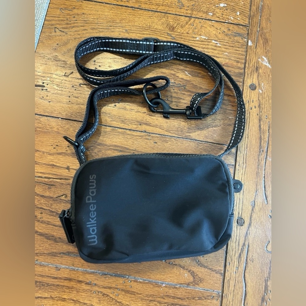 NWOT Walkee Paws 4 in 1 Belt Bag and Leash for Dogs